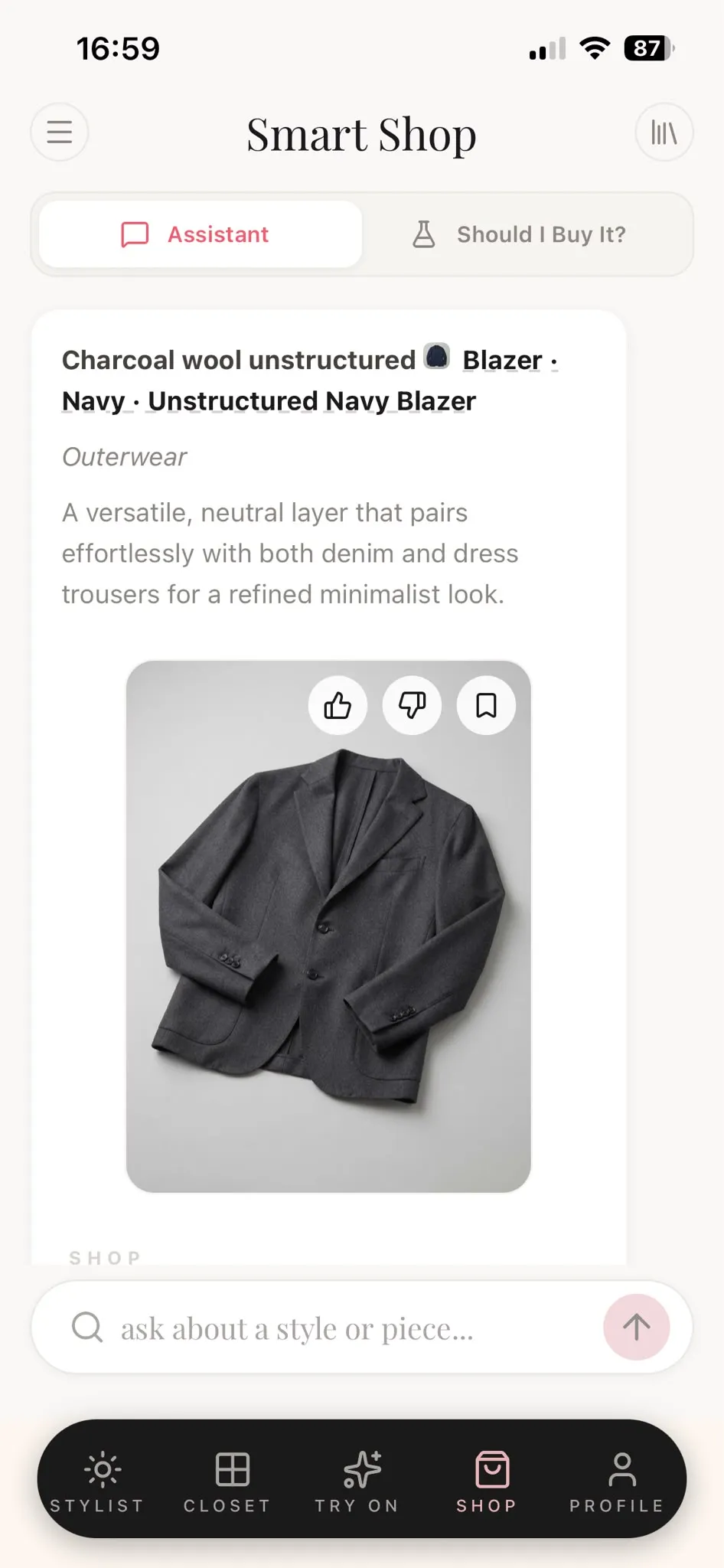 De Modesona Smart Shop assistent die een antracietkleurige ongestructureerde blazer aanbeveelt met een notitie over waar het mee te combineren is.