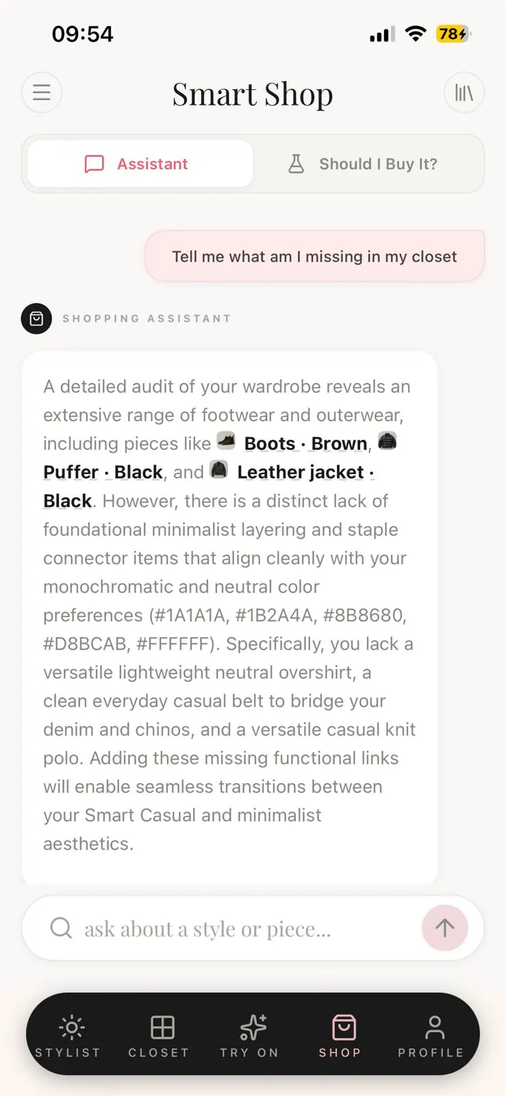 Der Modesona Shopping-Assistent beantwortet, was im Kleiderschrank fehlt, nennt die bereits vorhandenen Basics und die noch fehlenden Teile.